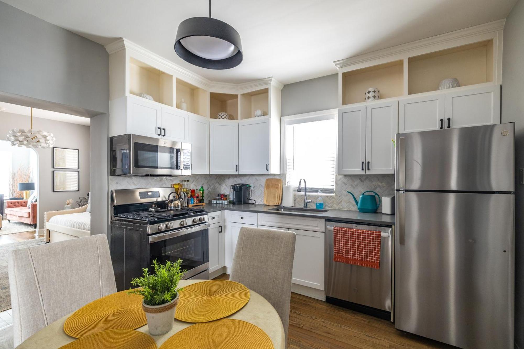 Red Robin - Wicker Park Apartment Chicago